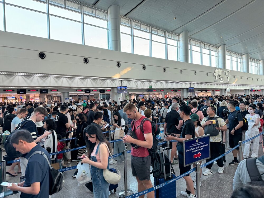 Vietnam airport immigration queue