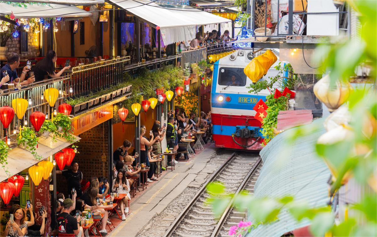 Evening cafés along Hanoi Train Street