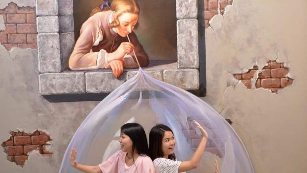 Visitors posing inside the 3D Museum Art in Paradise Da Nang