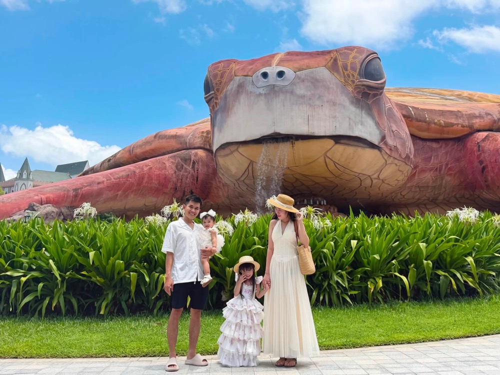 Phu Quoc Aquarium ocean tunnel with sharks and rays