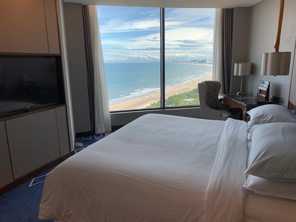 Four Points by Sheraton Da Nang beachfront pool