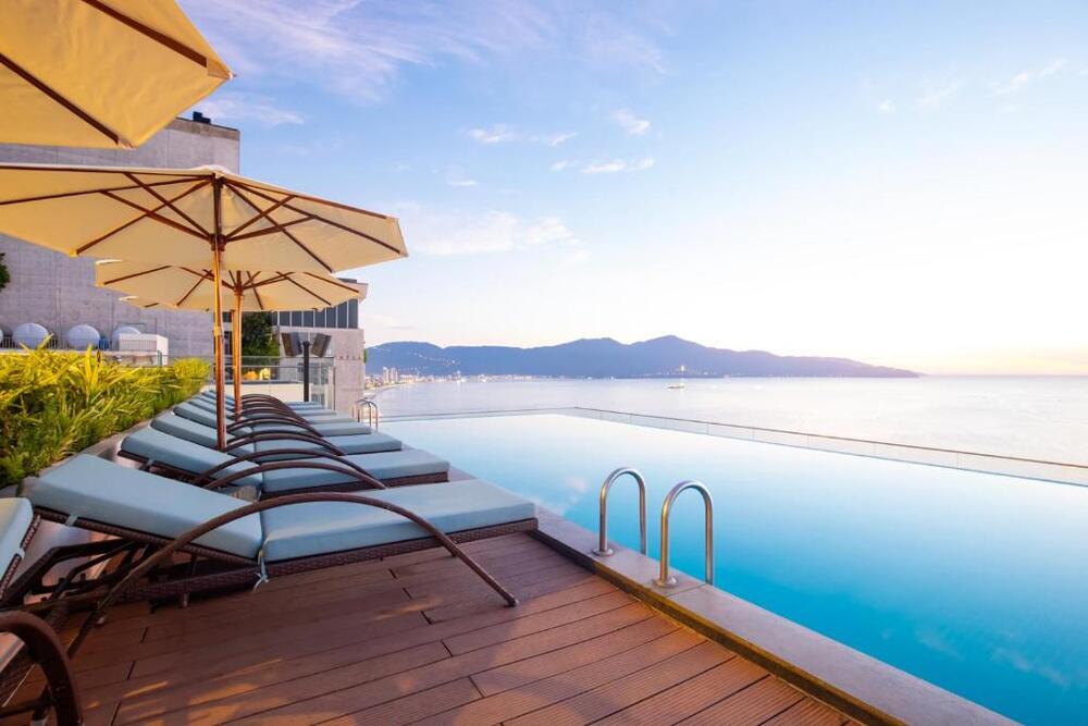 TMS Hotel Da Nang Beach rooftop and sea view